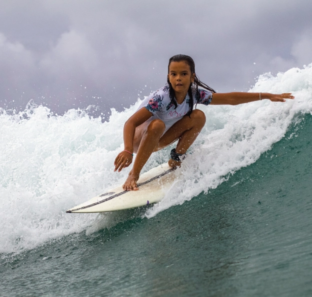 Theme charter surf Guadeloupe young girl Thais